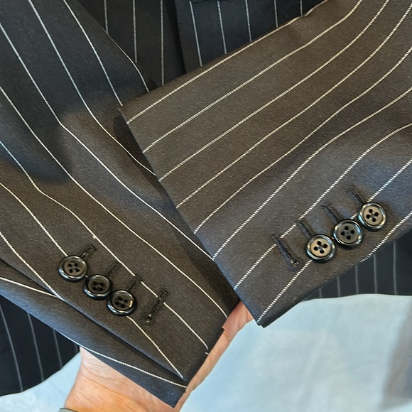 Hickey Freeman 100% Wool suit with working surgeons cuffs - Picture 6 of 9